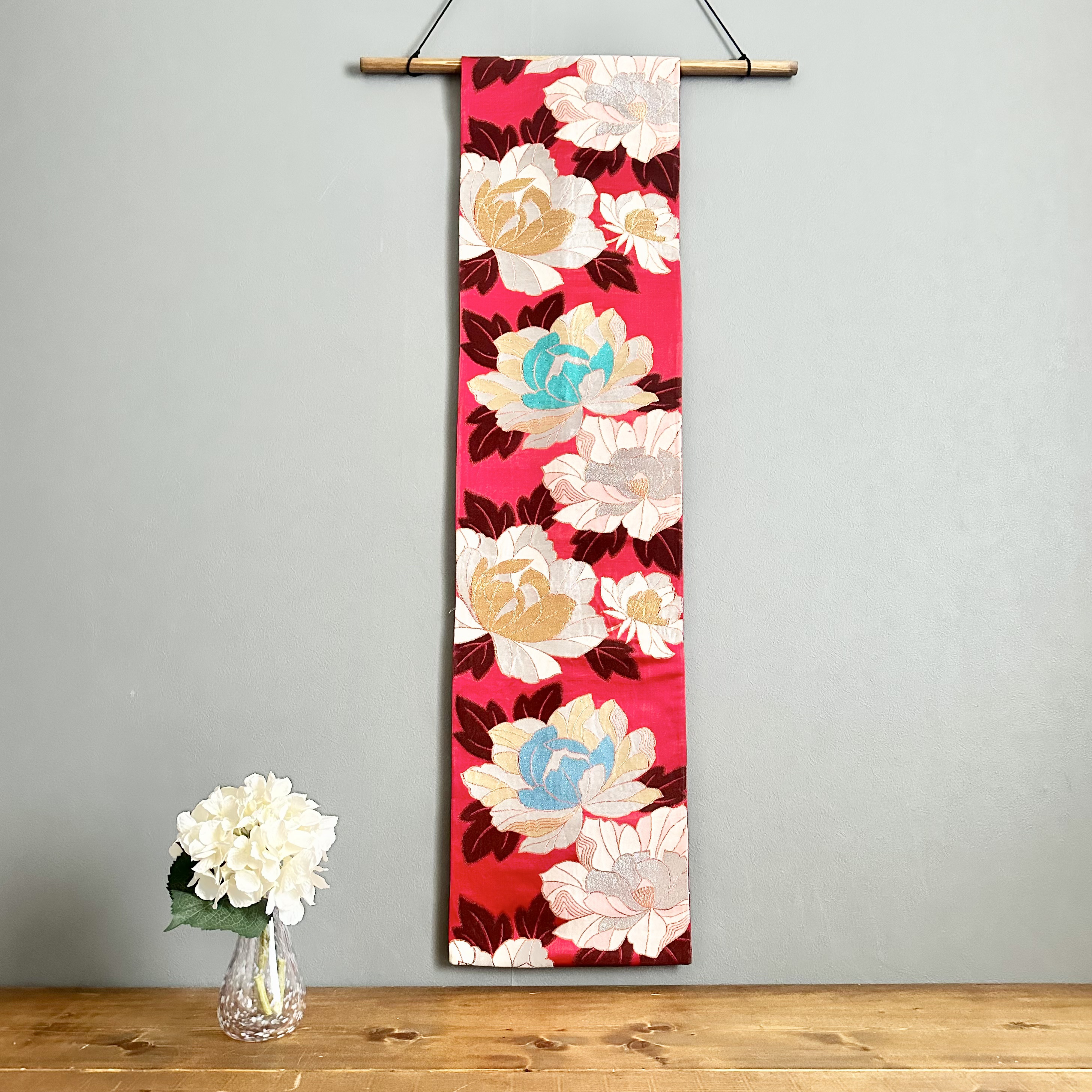 帯のタペストリー　紅色に咲く牡丹　テーブルランナー使用可　小物　和室　和モダン　掛け軸　着物　リメイク インテリア
