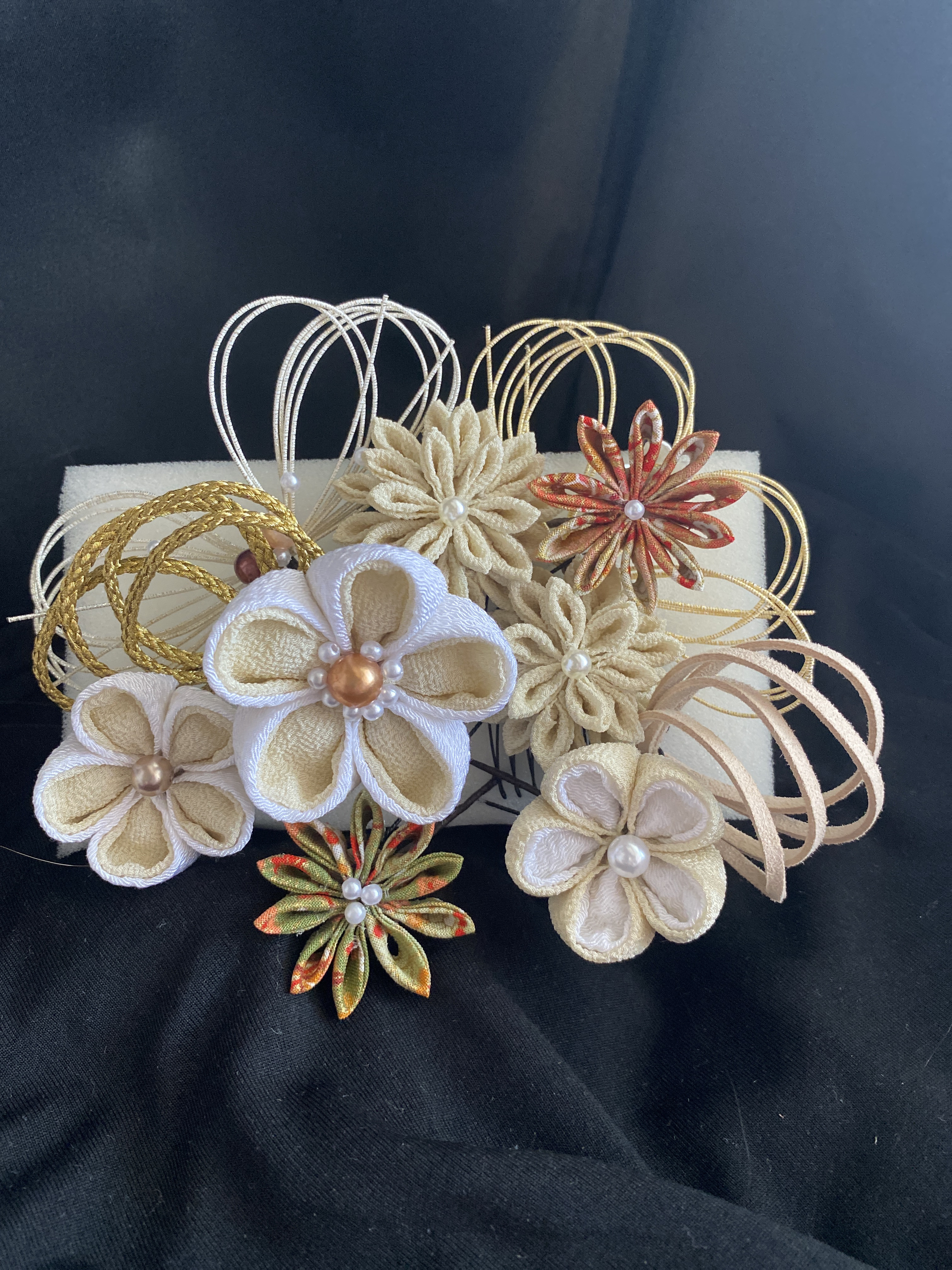 つまみ細工髪飾り　成人式　卒業式　七五三　着物　くすみカラー　流行　　水引　ベージュしばり