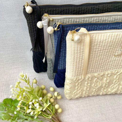 お名前刺繍ができる」タブレットケース インコ刺繍-アラン編みニットと