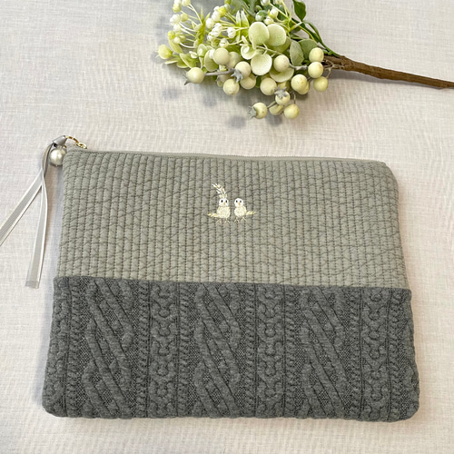 お名前刺繍ができる」タブレットケース インコ刺繍-アラン編みニットと