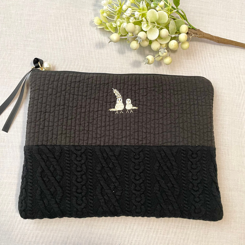 お名前刺繍ができる」タブレットケース インコ刺繍-アラン編みニットと