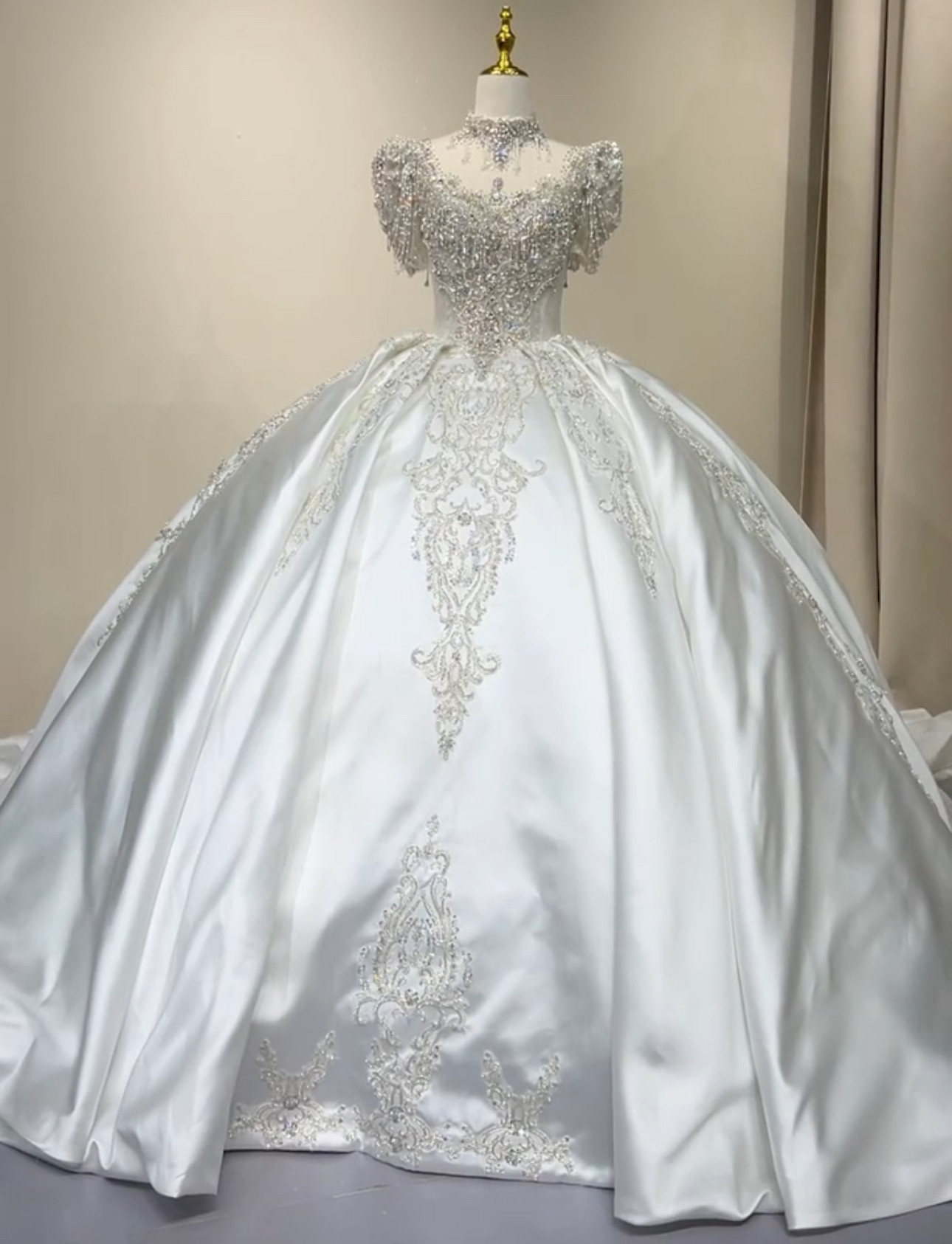 憧れのドレス　半袖　高級サテン　スクエアネック　キラキラドレス　グッリター　ウェディング　ブライダル　ロングトレーン挙式