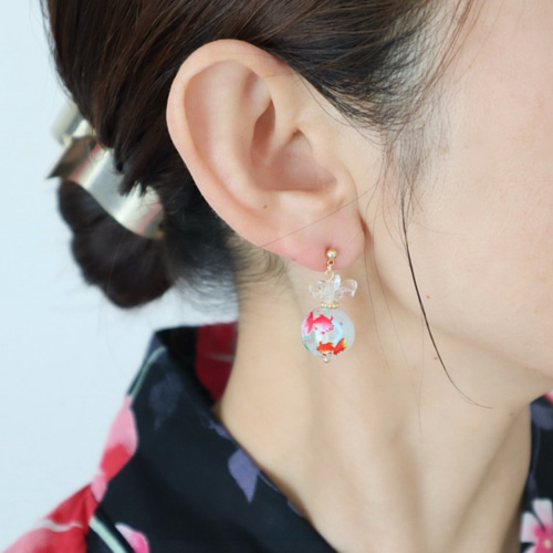 【018】金魚のピアス／イヤリング／金魚／夏／お祭り 夏祭り・浴衣に＞ 金魚ピアス/イヤリング | iichi 日々の暮らしを ピアス