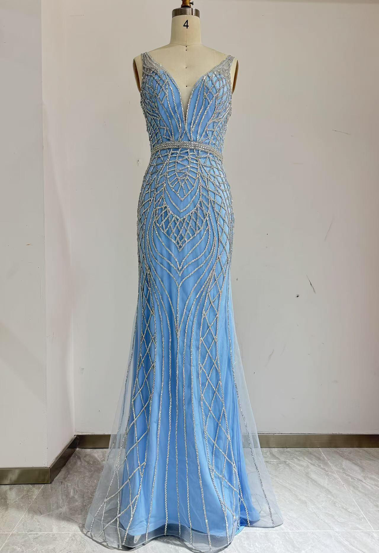 目立つ　華やか　クイーンアンネック　vネック　タイトスカート　柔らかいブルー　クラシカル　カラードレス　二次会前撮り挙式