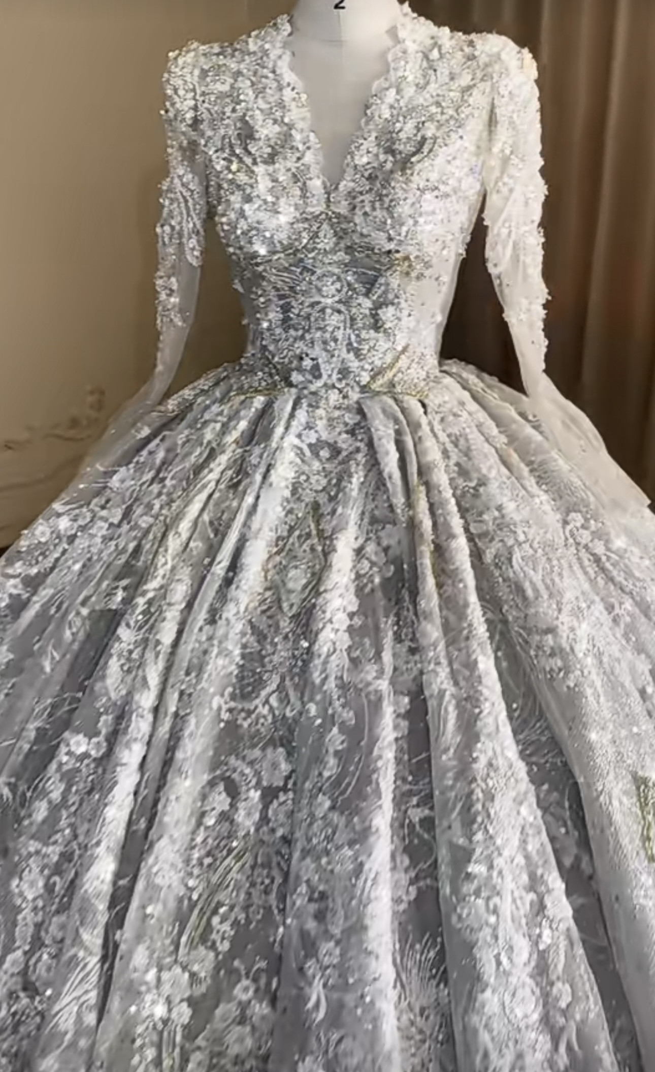 大人気上昇中！深めｖネック　セクシー　シアーな美しさ　咲き誇る花レース　ウェディングドレス　ボタニカル柄のドレスホワイト