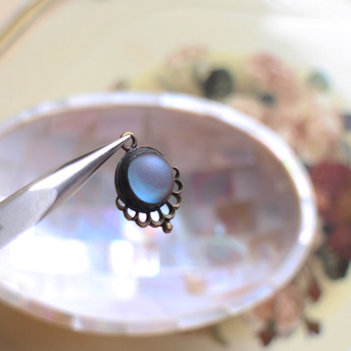 フロスト変色ガラス☆アンティーク風チャーム☆鉛フリーステンドグラス