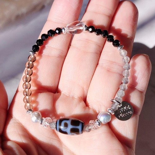 ◇亀甲蓮花天珠とブラジル産水晶・ラブラドライト・ブラックスピネルの ブレスレット ◇亀甲蓮花天珠とブラジル産水晶・ラブラドライト・ブラックスピネルの