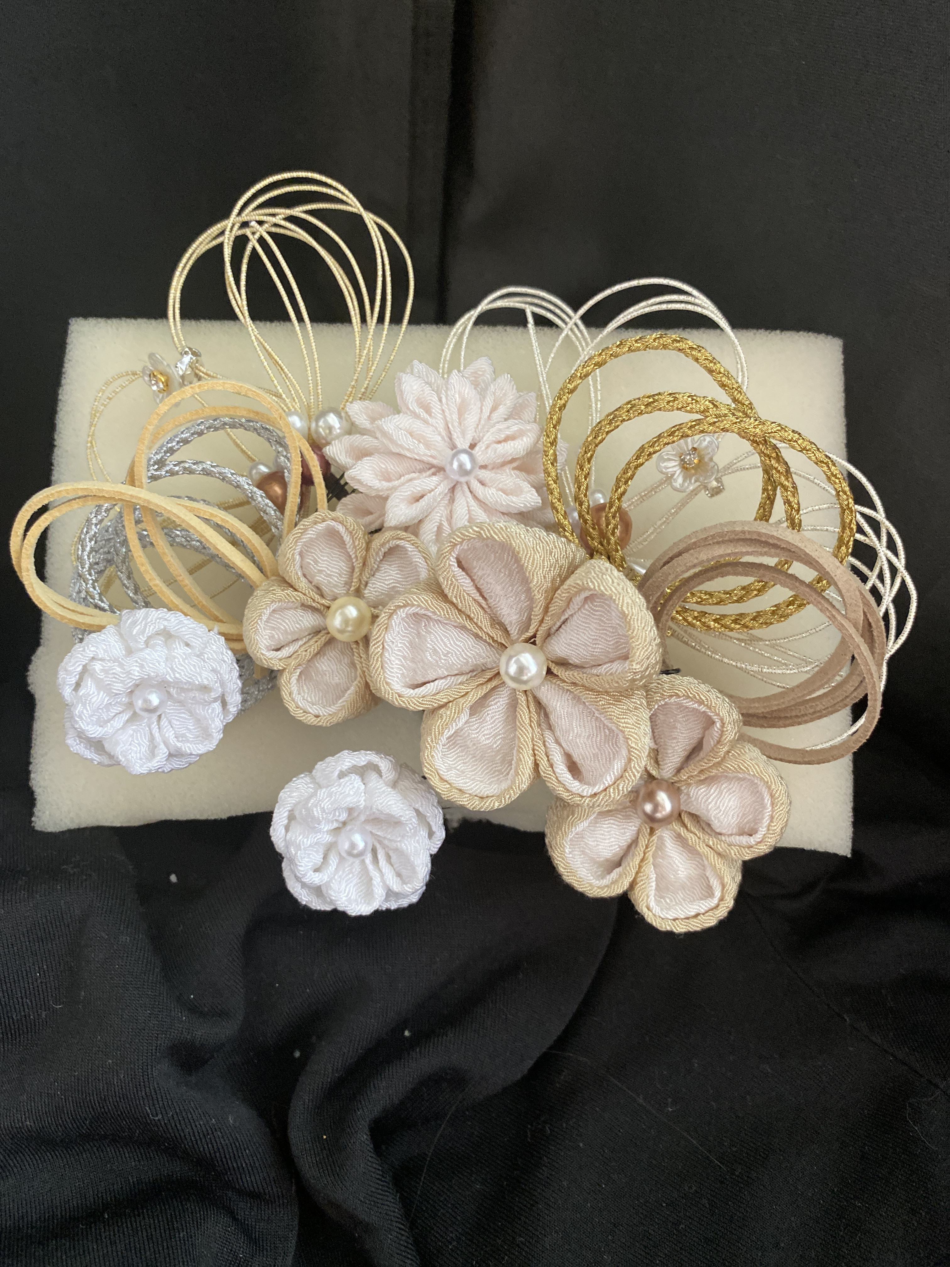 つまみ細工髪飾り　成人式　卒業式　七五三　着物　くすみカラー　流行　　水引　ベージュしばり