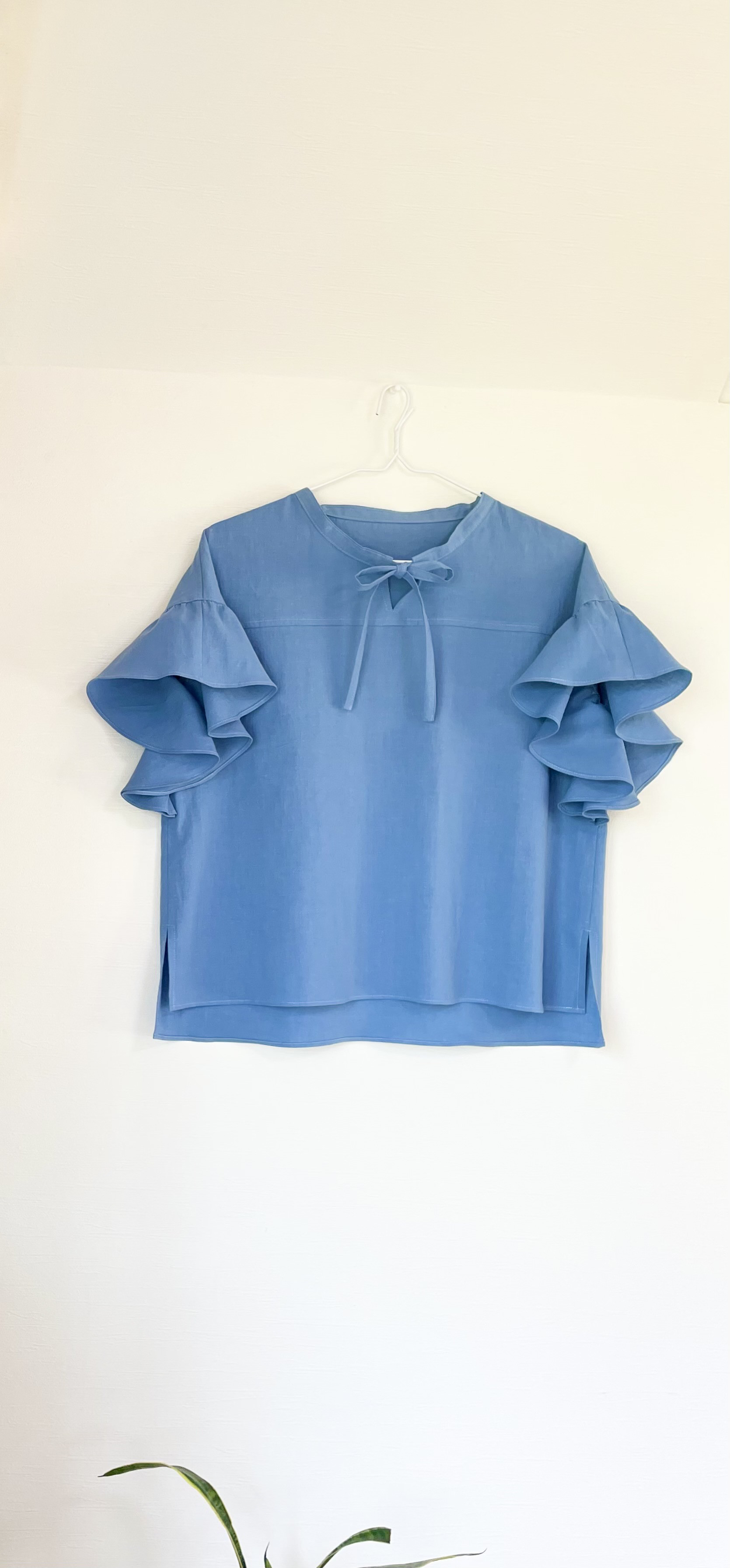 送料無料❣️コットンリネンスタンドカラーリボン付きフリル袖のブラウススモークブルー 6,319円