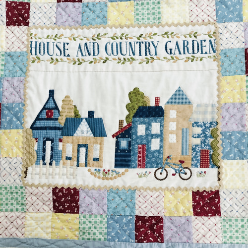 ☆パッチワーク・キルトタペストリー「ハウス&カントリーガーデン｣(約
