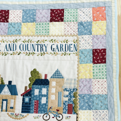 ☆パッチワーク・キルトタペストリー「ハウス&カントリーガーデン｣(約