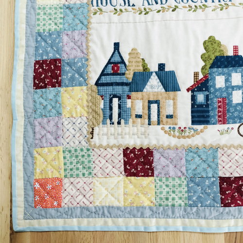 ☆パッチワーク・キルトタペストリー「ハウス&カントリーガーデン｣(約