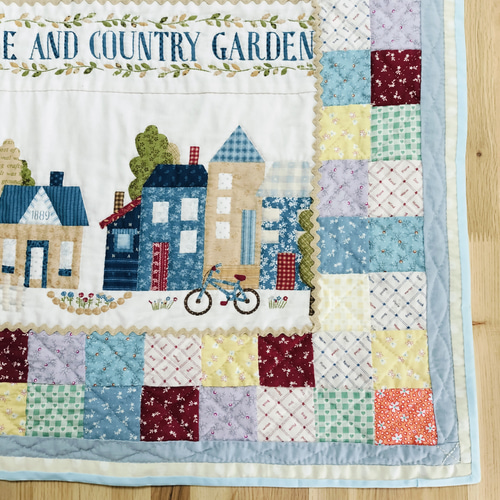 ☆パッチワーク・キルトタペストリー「ハウス&カントリーガーデン｣(約