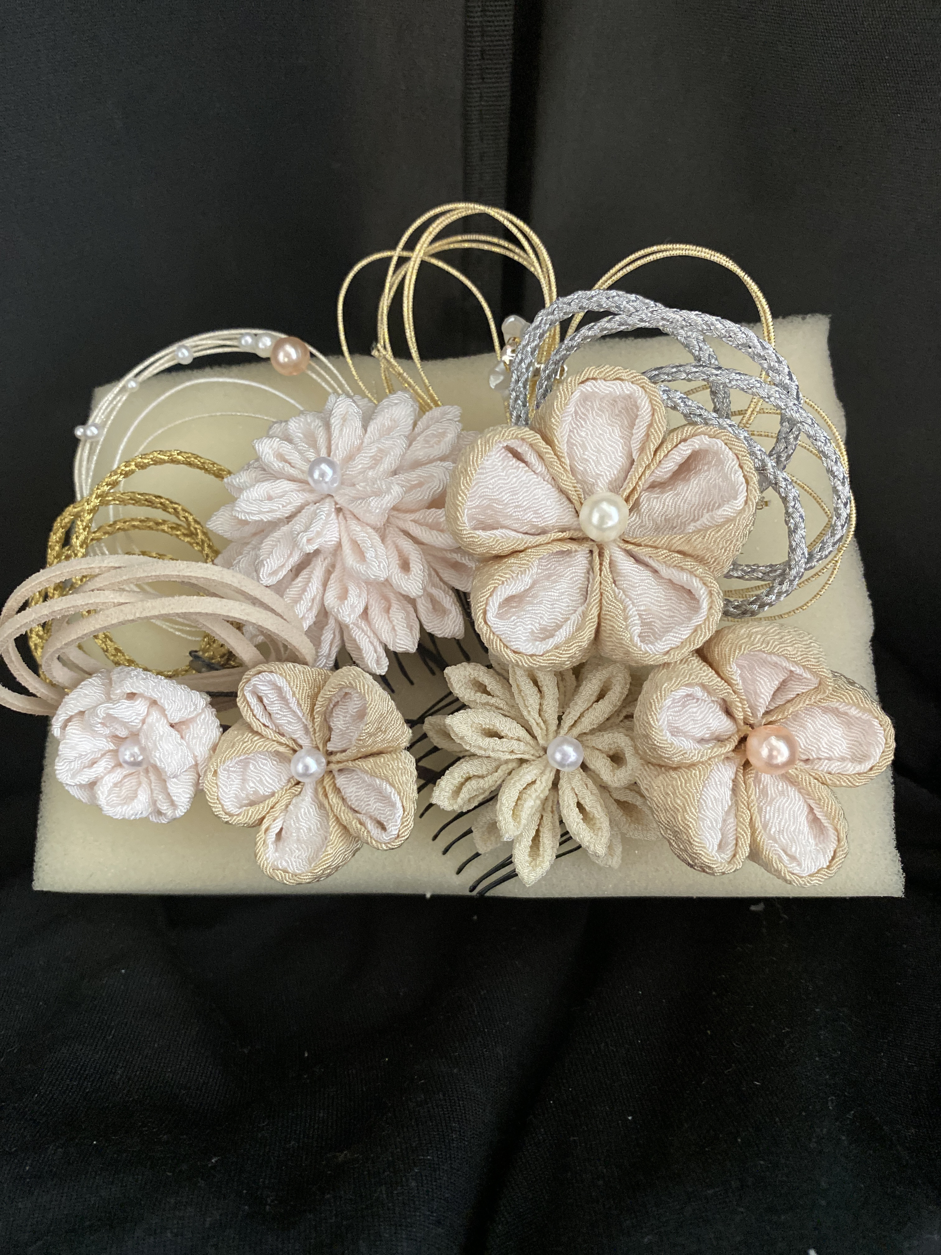 つまみ細工髪飾り　成人式　卒業式　七五三　着物　くすみカラー　流行　　水引　ベージュしばり