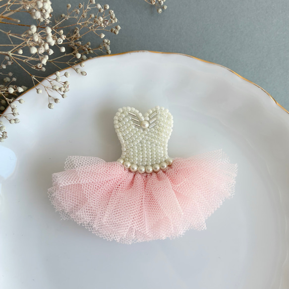バレエ 華やかフリルのチュチュ ビーズ刺繍ブローチ / バッグチャーム