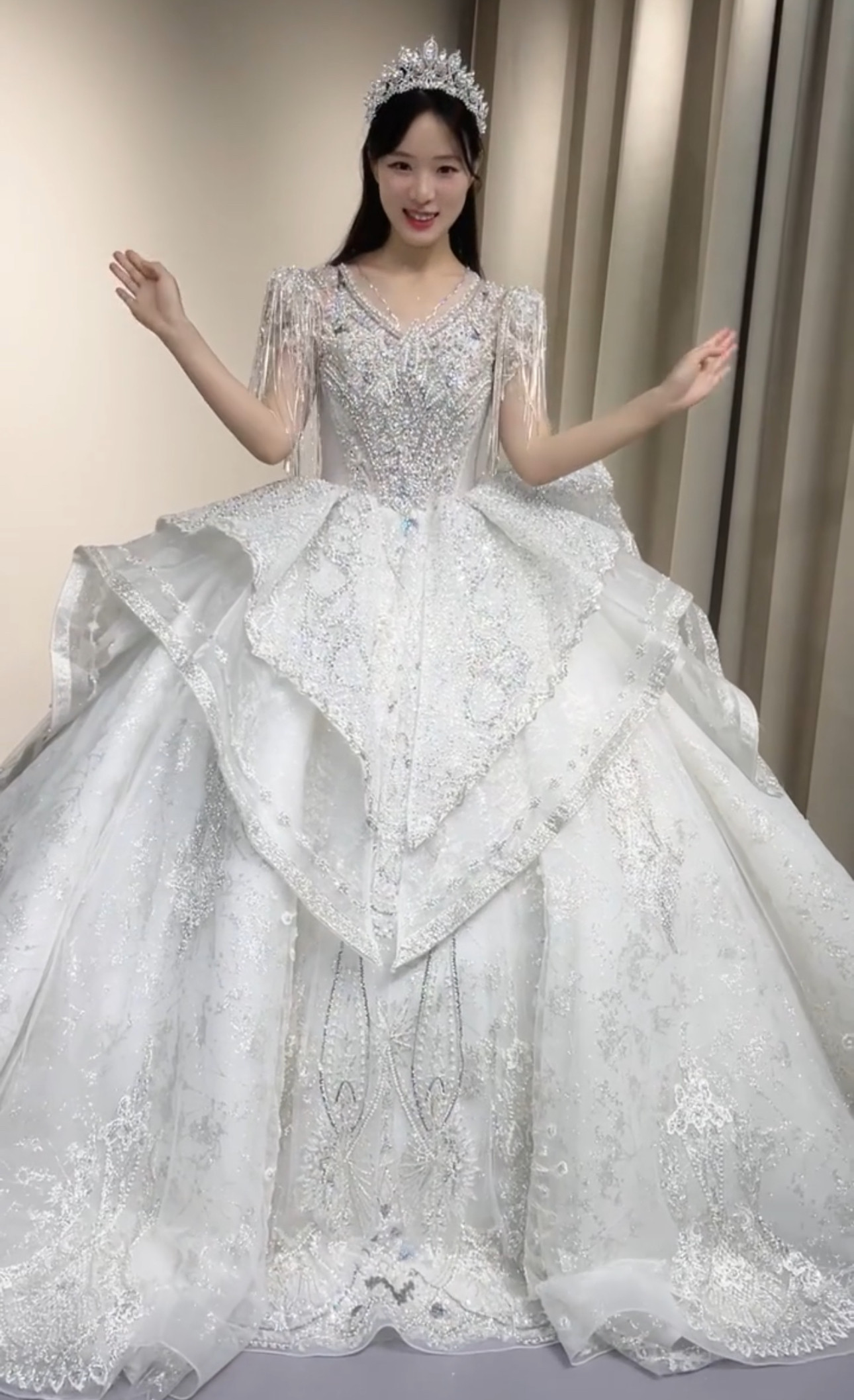 ラッフルスカート　フランス風　流れる透け花レース　白ホワイト　ストーン　可愛い　優雅　ボリューム　トレーン　ブライダル