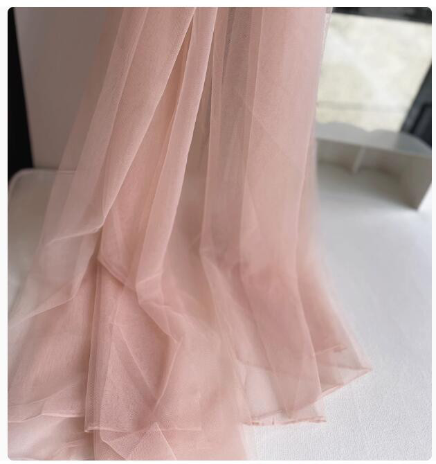 韓国風ふわもこカラードレス　ティアードスカート　チュールフリル　ピンクベージュ　オフショルダー　結婚式　前撮り　二次