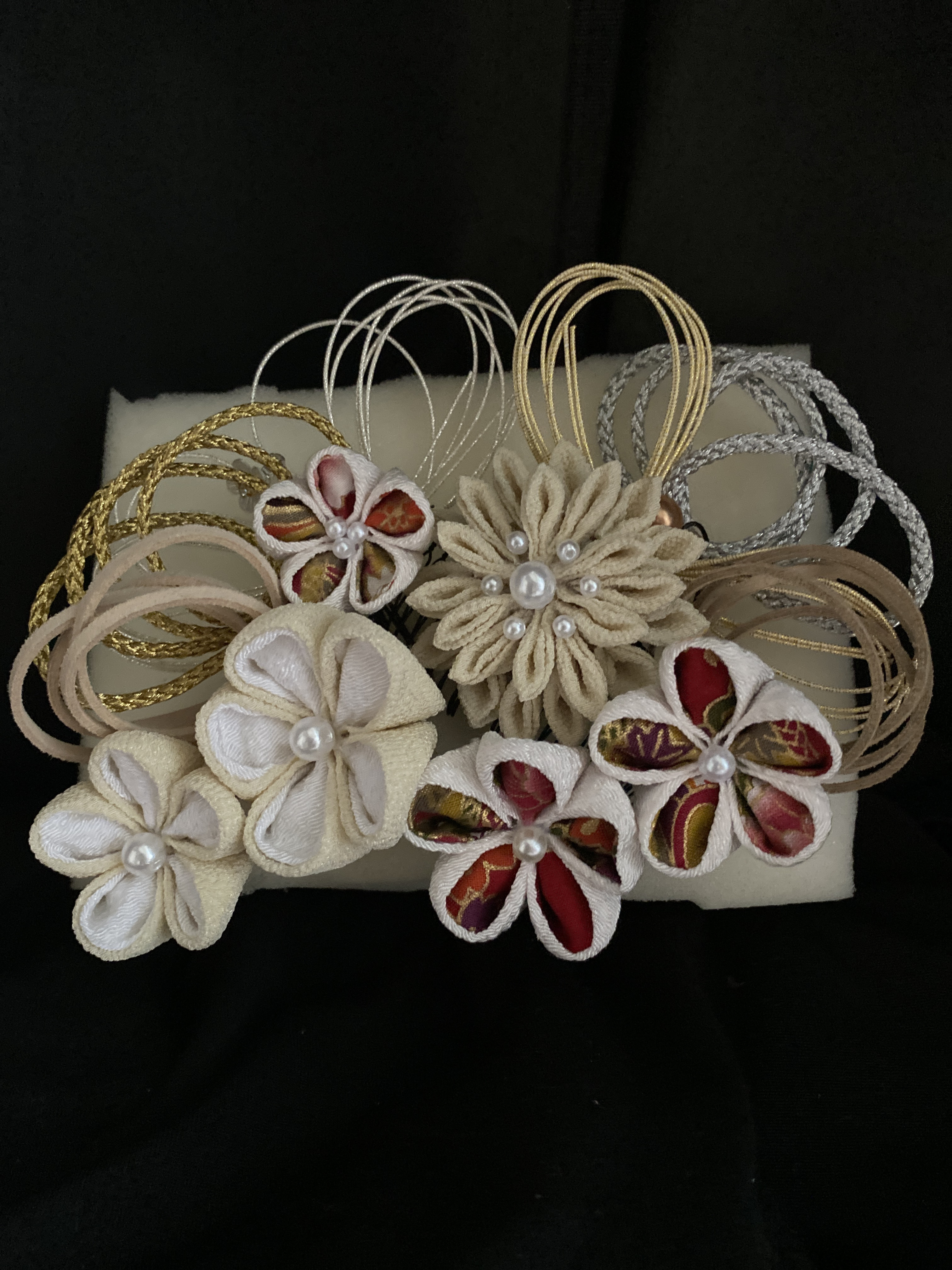 つまみ細工髪飾り　成人式　卒業式　七五三　着物　くすみカラー　流行　　水引　ベージュしばり