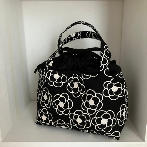 ハンドメイド ランチバッグ 保冷バッグ カメリア 黒 カメリアシリーズ【洗える/保冷4重】花柄カメリア（黒）の可愛いお弁当