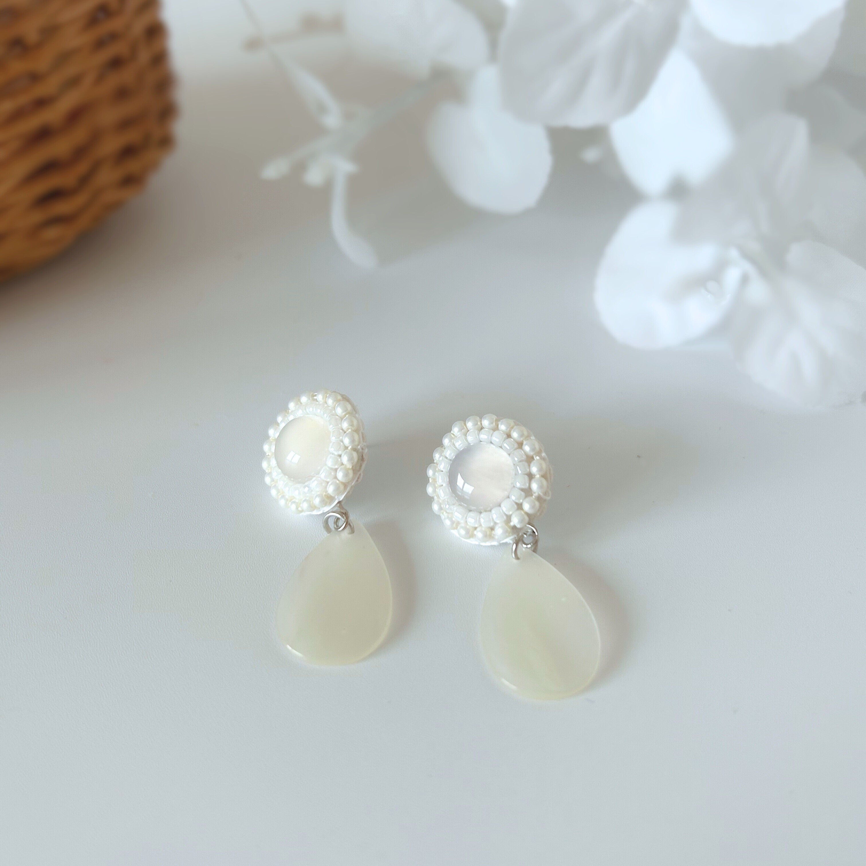 ホワイトアゲート　シェル　夏ピアス/イヤリング