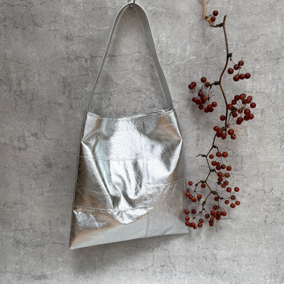 【新作】うすくて軽いワンハンドルバッグ　メタリックレザー 11枚目の画像