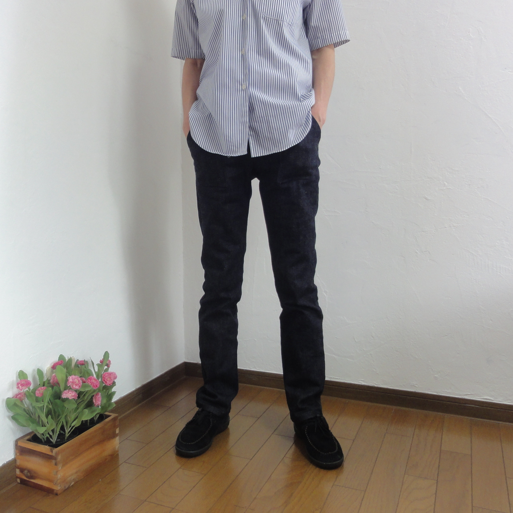 9オンスストレッチデニムのスリムストレートパンツ（股下調整無料）