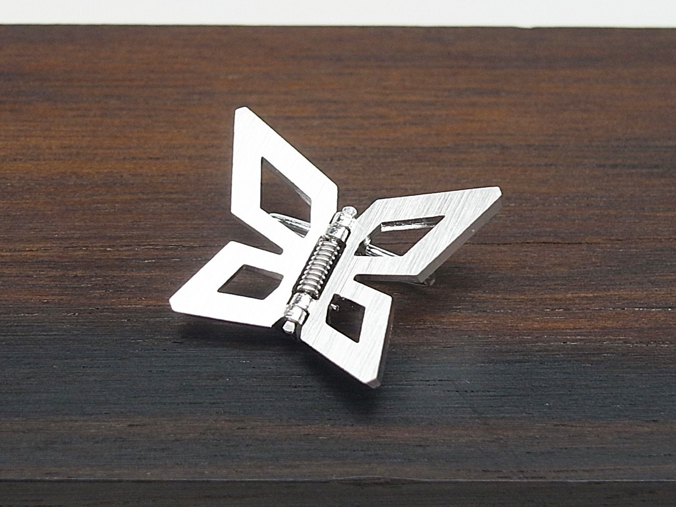 蝶モチーフをメカニカルなデザインで『キャッチレス』ピンブローチ制作致しました！