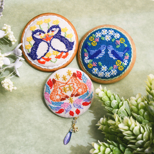 カッコウの花かんむり 夏至祭 ミッドサマー 北欧刺繍くるみボタン