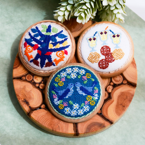 カッコウの花かんむり 夏至祭 ミッドサマー 北欧刺繍くるみボタン