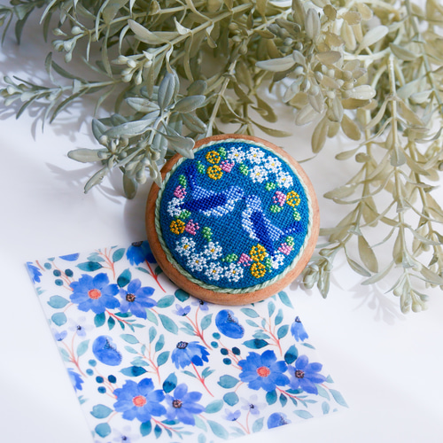 カッコウの花かんむり 夏至祭 ミッドサマー 北欧刺繍くるみボタン