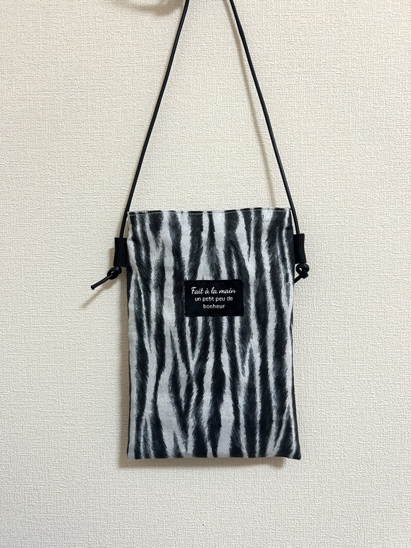 ゼブラ柄☆白 スマホショルダー ショルダーバッグ サコッシュ