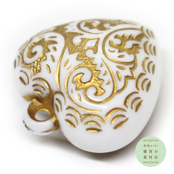 クラシカルなゴールドの唐草模様のついたぷっくりとしたハートのアクリルチャーム（白ホワイト） 6個セット #CA-0003 3枚目の画像