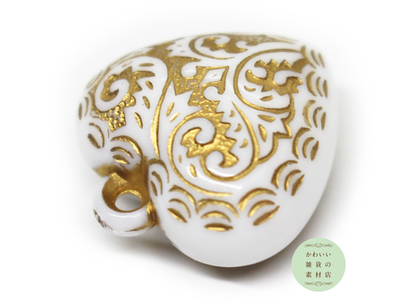 クラシカルなゴールドの唐草模様のついたぷっくりとしたハートのアクリルチャーム（白ホワイト） 6個セット #CA-0003 3枚目の画像