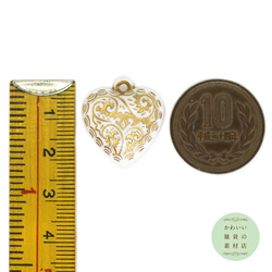 クラシカルなゴールドの唐草模様のついたぷっくりとしたハートのアクリルチャーム（白ホワイト） 6個セット #CA-0003 4枚目の画像