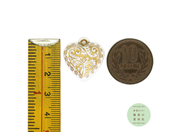 クラシカルなゴールドの唐草模様のついたぷっくりとしたハートのアクリルチャーム（白ホワイト） 6個セット #CA-0003 4枚目の画像