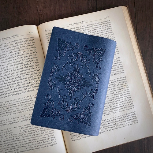 ブックカバー／旅人の秘密図書館】ブラウン／ネイビー A6文庫本サイズ