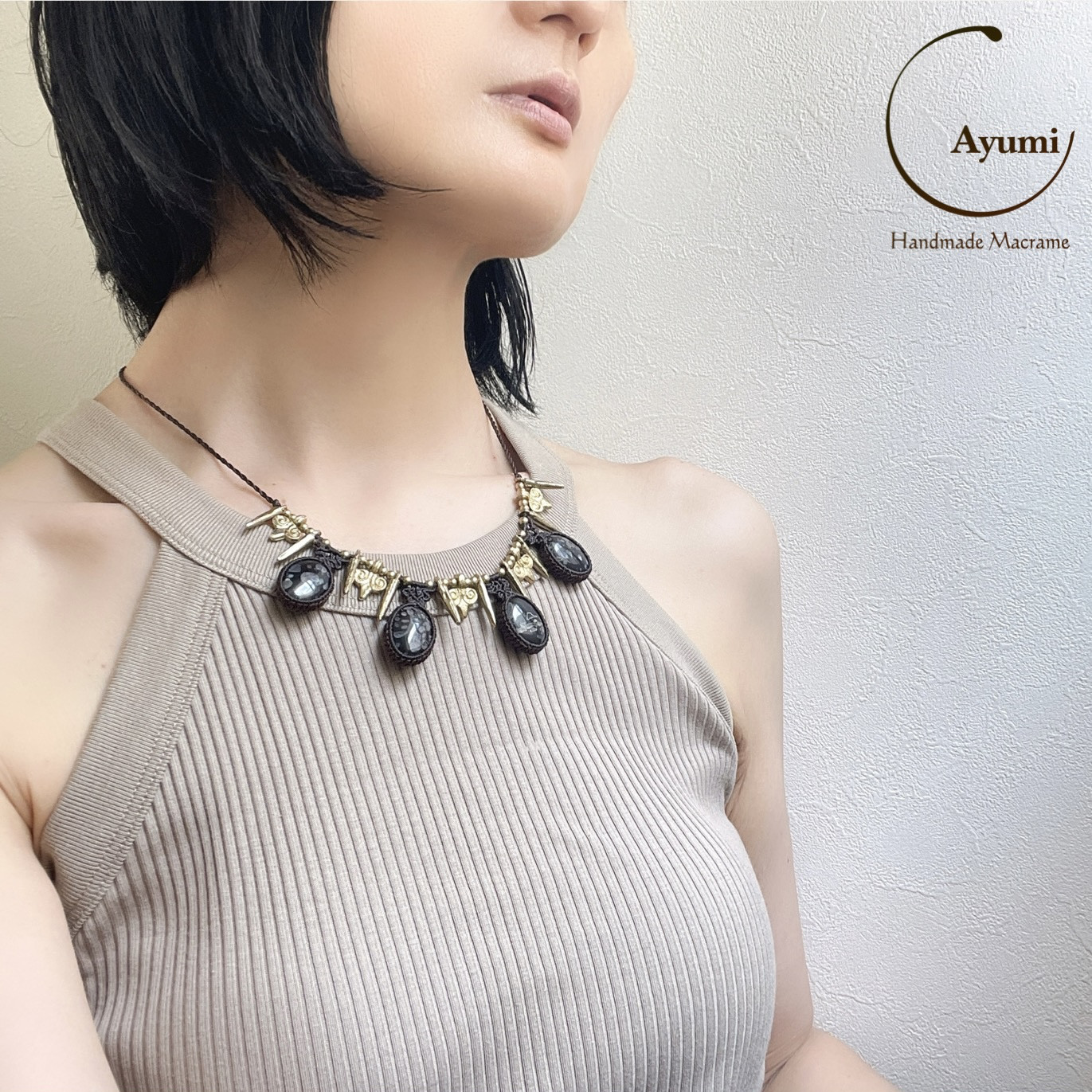 プラムフラワージャスパーとブラスチャームたちの天然石マクラメ編みネックレス