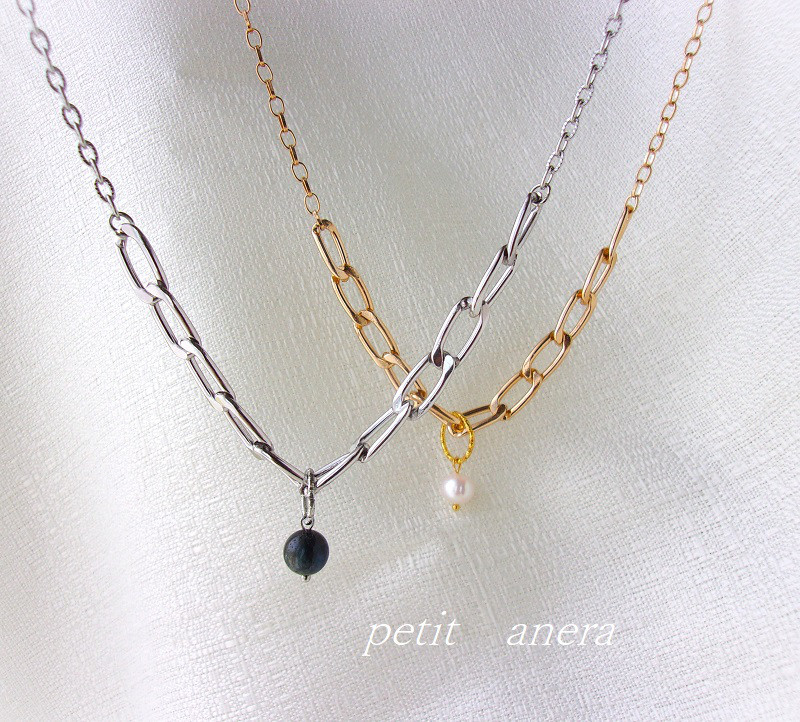 【送料無料】軽いゴールド＆シルバー２点セット／ブルーカイヤナイト＆淡水パールチャーム付き／チェーンネックレス