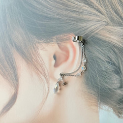 【左右両用】多面カット　透明な雫のイヤーカフ　ピアスタイプ　夏　銀色　涼しげ　イヤリング変更可能 2枚目の画像