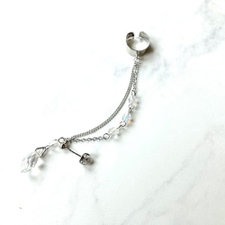 【左右両用】多面カット　透明な雫のイヤーカフ　ピアスタイプ　夏　銀色　涼しげ　イヤリング変更可能 3枚目の画像