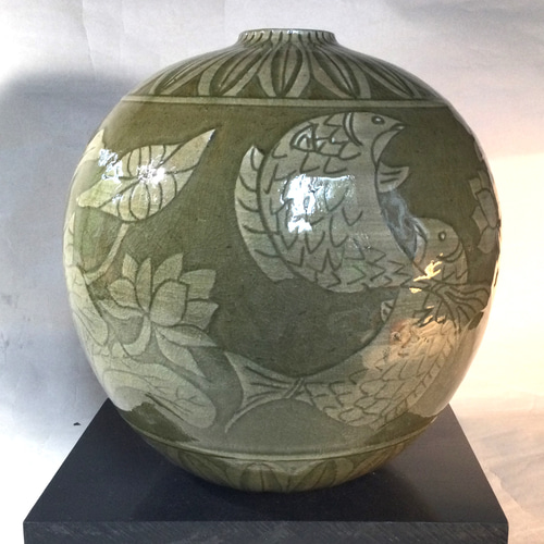手作り陶器 蓮子と魚の掻き落とし図柄の壺 一輪挿し・花瓶・花器 陶芸