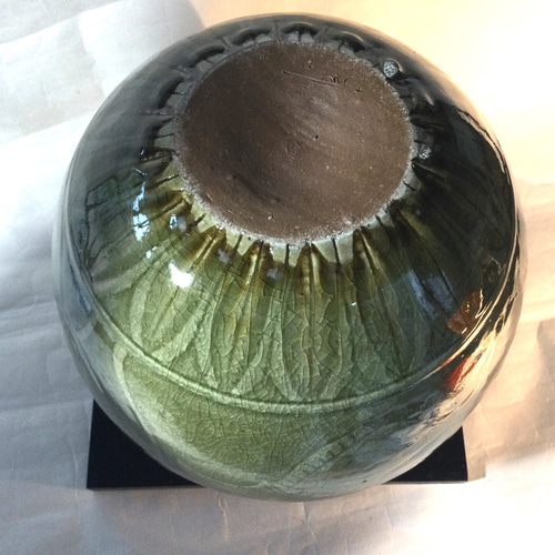 手作り陶器 蓮子と魚の掻き落とし図柄の壺 一輪挿し・花瓶・花器 陶芸