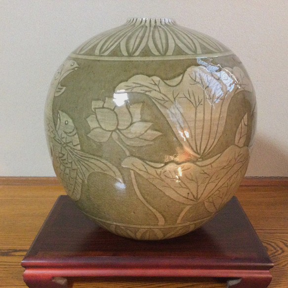 手作り陶器 蓮子と魚の掻き落とし図柄の壺 一輪挿し・花瓶・花器 陶芸