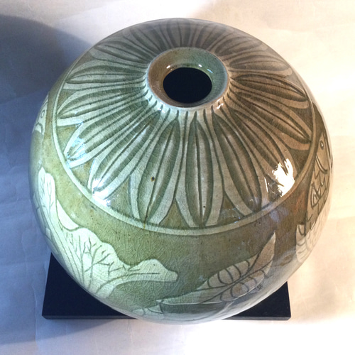 手作り陶器 蓮子と魚の掻き落とし図柄の壺 一輪挿し・花瓶・花器 陶芸