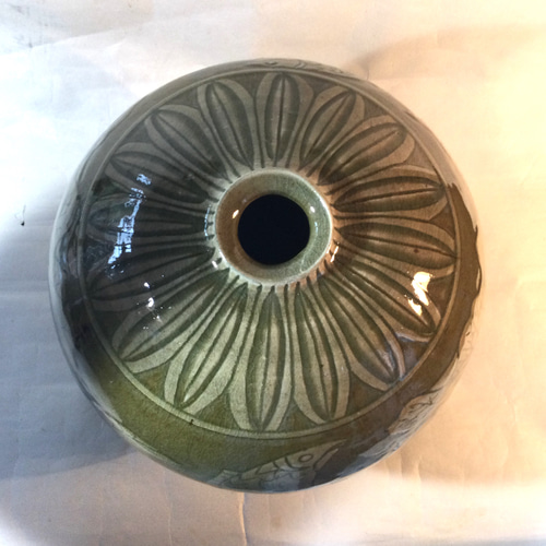 手作り陶器 蓮子と魚の掻き落とし図柄の壺 一輪挿し・花瓶・花器 陶芸
