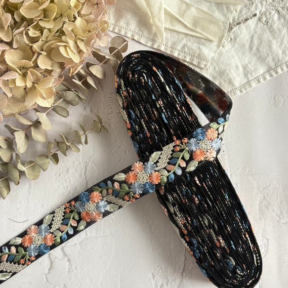 インド刺繍リボン 約3cm幅×50cm  チュール素材 ブルー　ブラック　青　黒 1枚目の画像