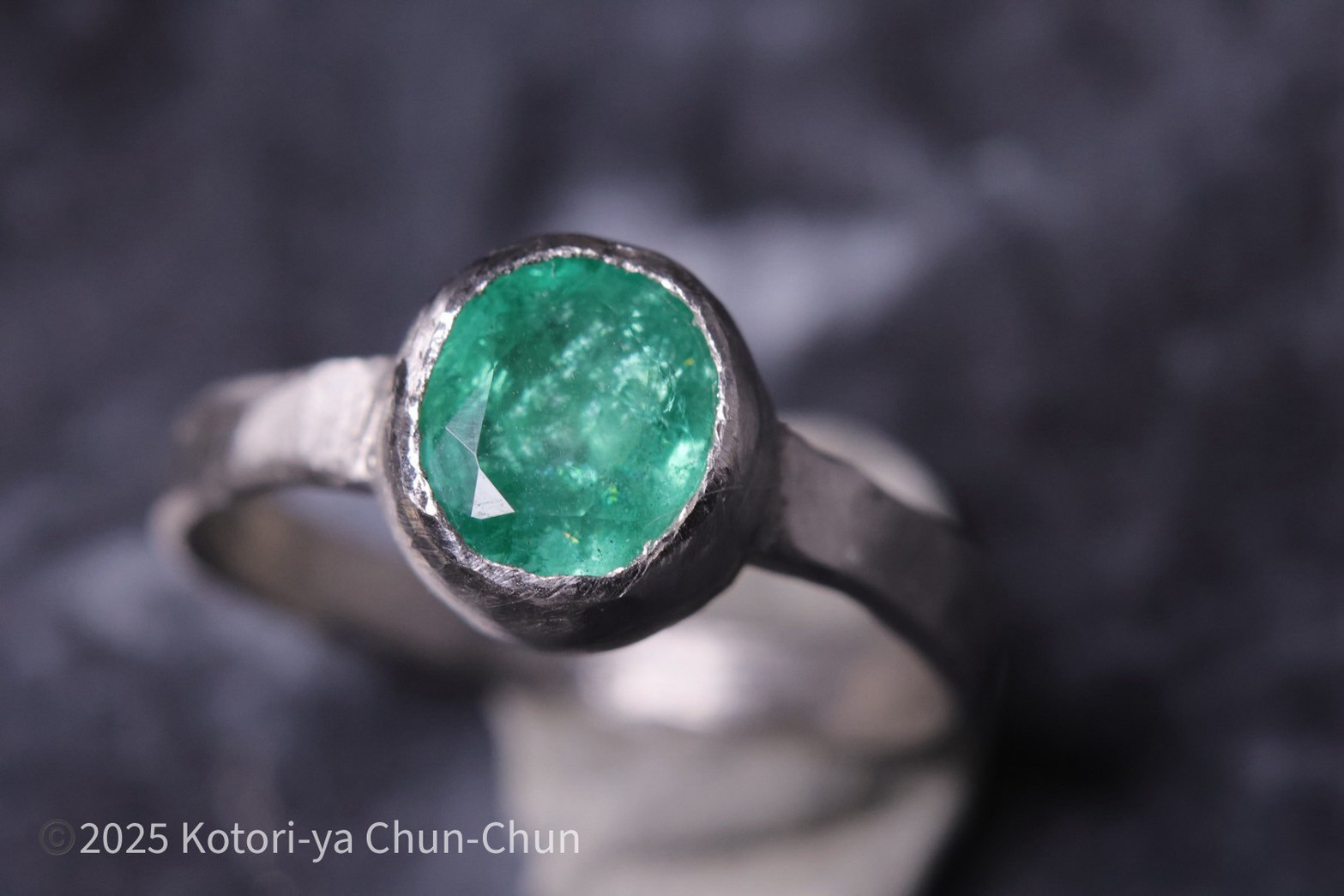 【最高の一石】特注オーバルカット　ザンビア産ノンオイルエメラルド・Pt900リング【朝露】