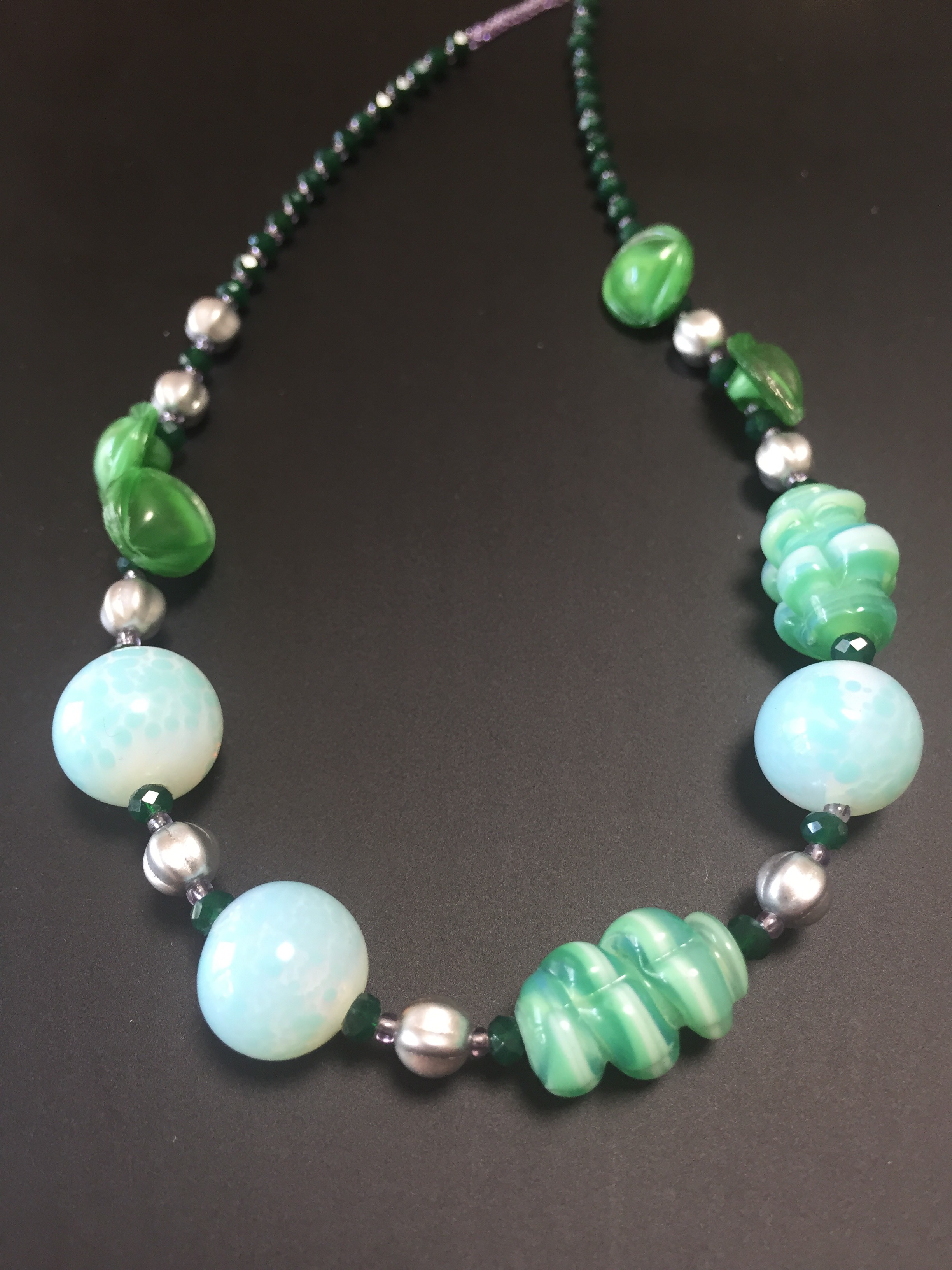 ボタンビーズネックレス