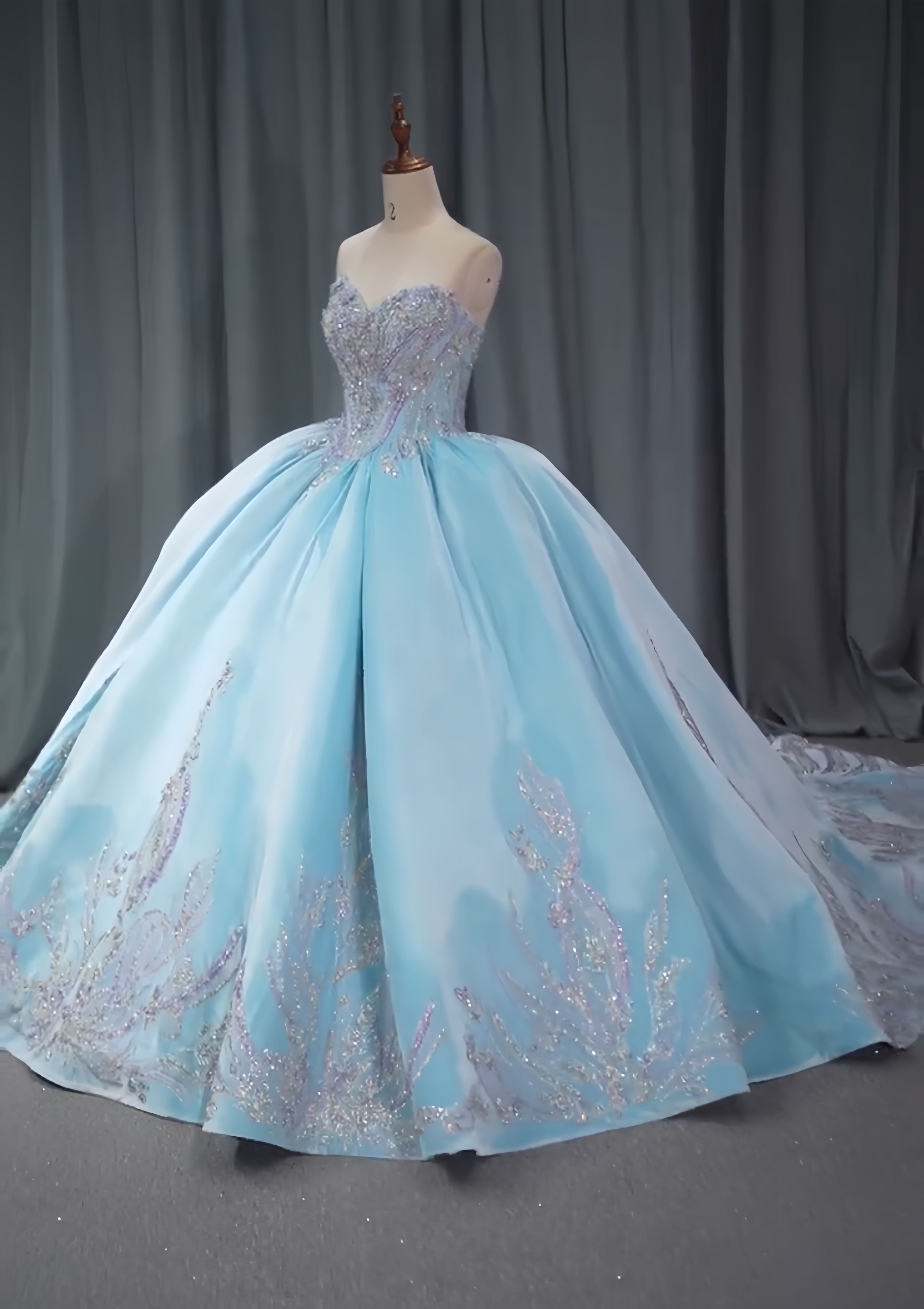 豪華なウェディングドレス　高級感　ビスチェ　水色　柔らかいサテン　レーススカート　繊細な裾レース　上品　結婚式花嫁挙式 46,134円