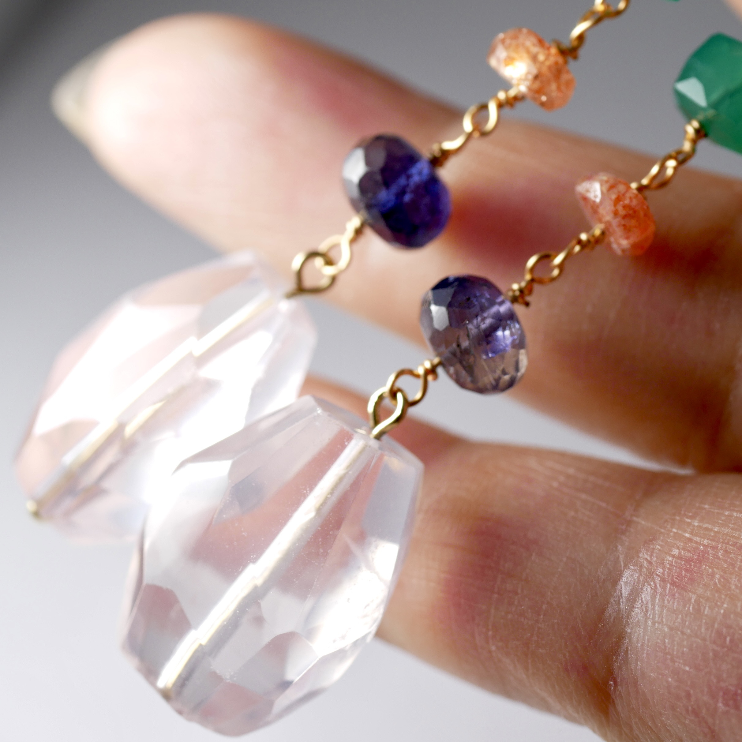 〈14kgf〉大粒ローズクォーツ×サンストーン×アイオライト×グリーンアゲートのピアス